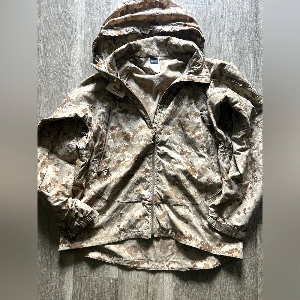 Patagonia Jacket AOR1 - Medium Regular - Level 5 - Naval Special Warfare